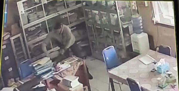 Viral! Pencuri Laptop dan Uang Sekolah di Jombang Terekam CCTV, Begini Aksinya