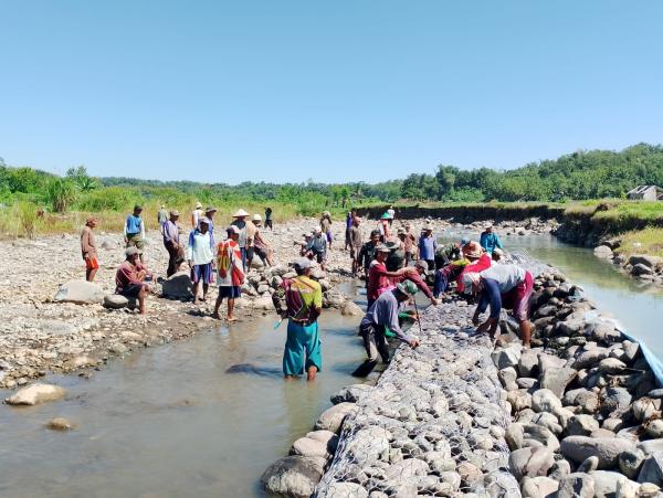 Antisipasi Banjir saat Musim Hujan, Warga di Kuningan Pasang Bronjong di Tepian Sungai