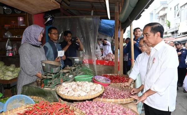 Presiden Joko Widodo Tinjau Stok dan Harga Bahan Pangan di Pasar Baru, Karawang