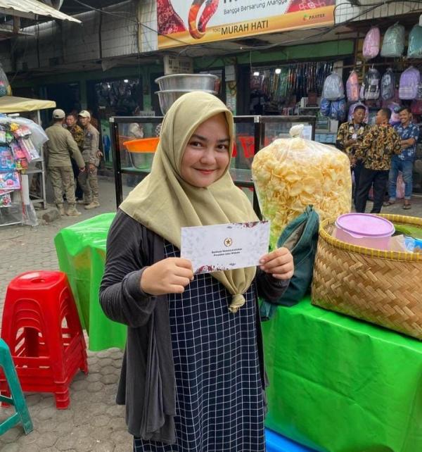 Senangnya Nita, Pedagang Nasi Uduk di Pasar Karawang yang Dapat Bantuan dari Presiden Jokowi