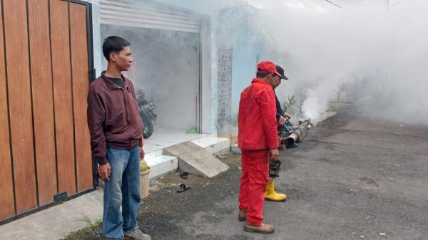 HMI Komisariat Tarbiyah Cipasung Bersama Dinkes Tasikmalaya Lakukan Fogging untuk Cegah DBD