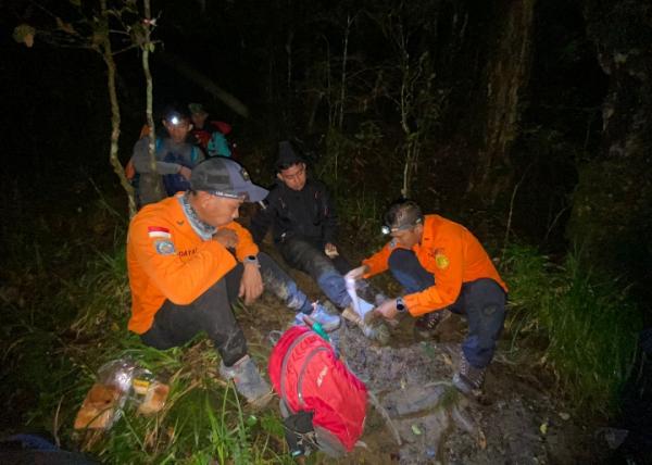 Tim Sar Evakuasi Pendaki di Gunung Lompobattang