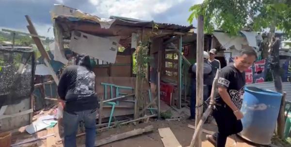 Polisi Robohkan Satu Bangunan di Kampung Aceh Batam, Diduga Jadi Tempat Penjualan Narkoba
