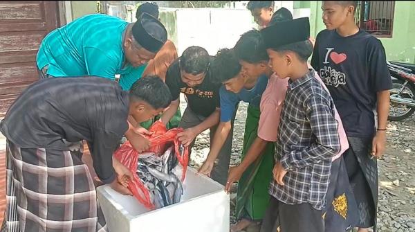 Anggota Polisi di Pidie Jaya Sumbangkan Puluhan Kilogram Ikan untuk Panti Asuhan