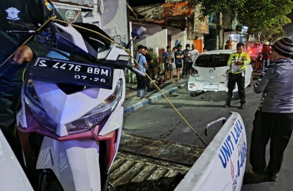 Mobil Ayla Cium Pantat Motor Warga Jombang, 2 Orang Masuk Rumah Sakit