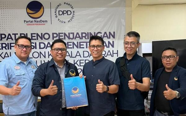 M Farhan Resmi Serahkan Formulir Pendaftaran Bacawalkot Bandung ke NasDem