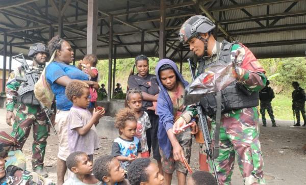 Pasukan Khusus TNI Polri Ini Beri Rasa Aman Cegah Warga Distrik Hameyo Mengungsi Akibat Teror OPM