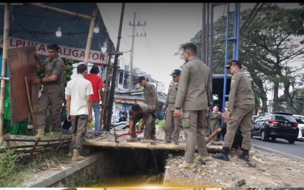 Operasi Gabungan Tertibkan PKL Nakal dan Parkir Liar di Kota Batu