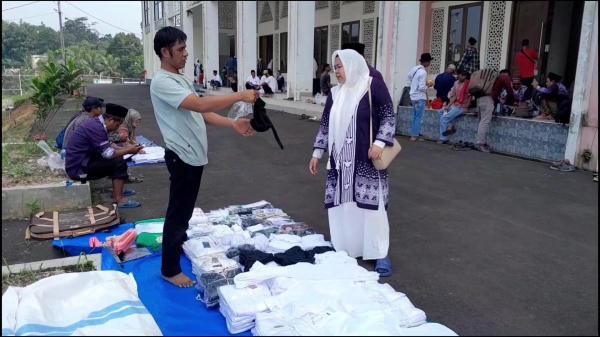 Berkah Musim Haji, Pedagang Pernak Pernik Haji di Pandeglang Raup Untung