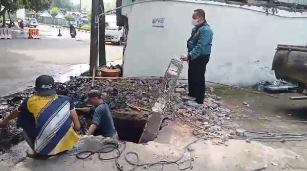 Sering Banjir UPTD PUTR Cianjur Bersihkan Gorong-gorong di Panembong