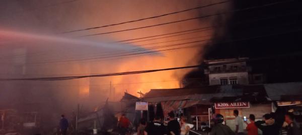 Kebakaran Hebat Terjadi di Manado 5 Rumah Warga dan 3 Kios Makan Ludes Terbakar