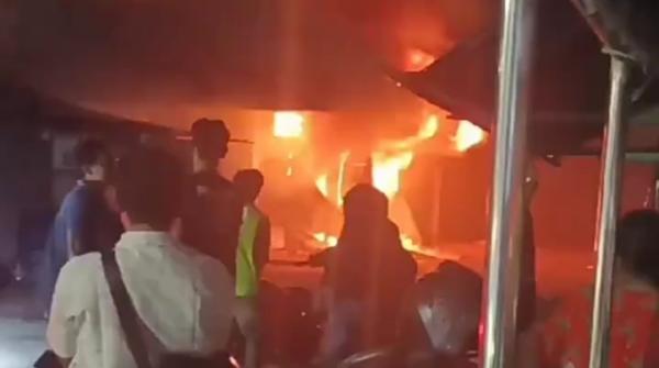Diduga Korsleting Listrik, 5 Kios Pedagang Pasar Lama Cikarang Bekasi Terbakar
