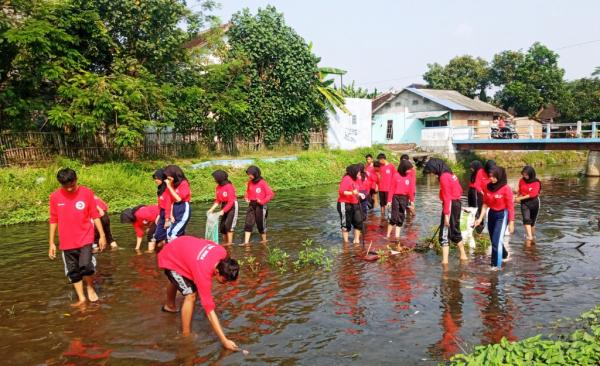 Puluhan Siswa SMKN di Banyudono Bersihkan Sungai Mitigasi Banjir & DBD