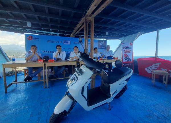 Mengarungi Teluk Manado, DAW Launching Honda EM1 di Atas Kapal