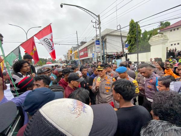 Temui Massa Demonstran Soal Kasus Tewasnya FS, Ini Penegasan Kapolresta Sorong Kota