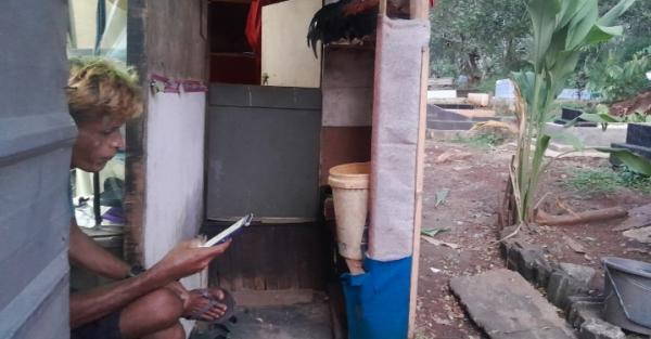 Keranjingan Judi Online, Pria Lajang di Depok Nekad Jual Rumah Mengungsi ke Pemakaman