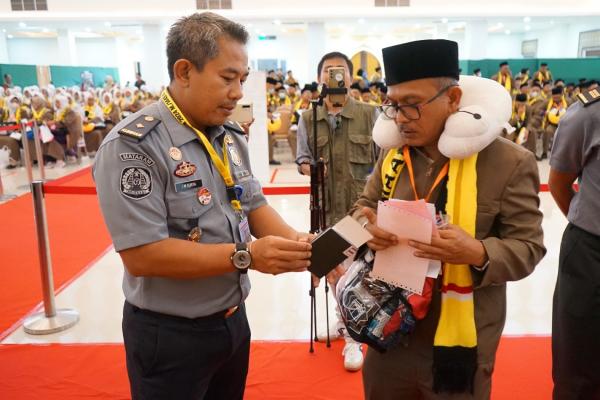 Siagakan 48 Petugas, Kakanwil Kemenkumham NTB Pastikan Pelayanan Paspor Jamaah Haji Berjalan Lancar