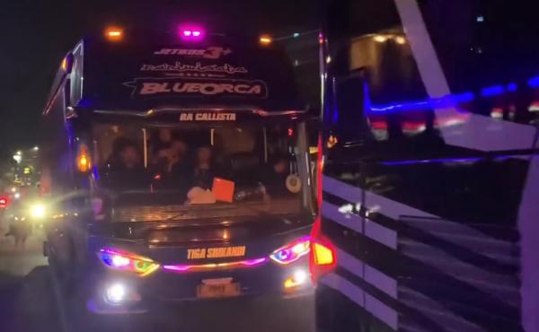 Dua Bus SMK Lingga Kencana Tiba di Depok, Keluarga Histeris Sambut Anak dan Guru yang Selamat