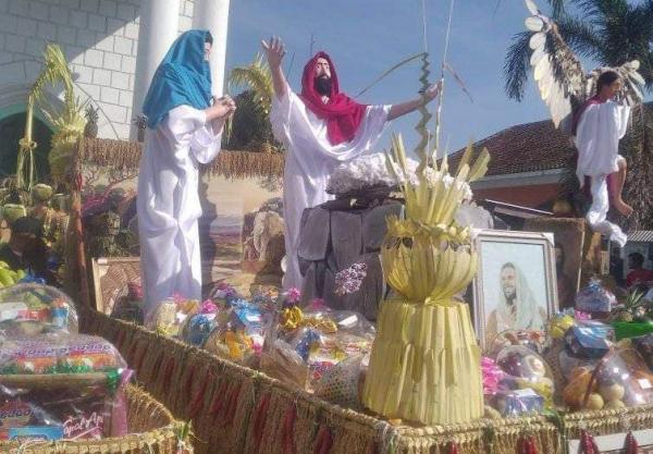 Keseruan Perayaan Unduh-unduh Umat Kristiani di Kota Santri Jombang, Hasil Panen Diarak Keliling