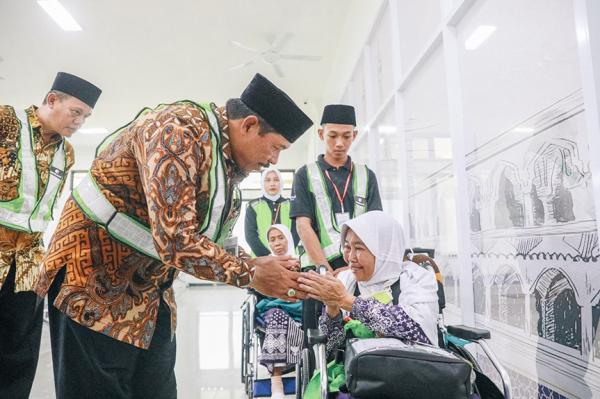 Dapat Fasilitas Fast Track, 352 Jemaah Calon Haji Kloter Pertama Berangkat dari Embarkasi Solo