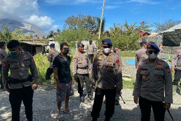 Brimob Polda Sulut Dirikan Posko di Desa Terdampak Erupsi Gunung Ruang