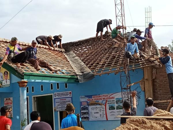 Gotong Royong Masyarakat dan Pekon Rejosari Bongkar Gedung Balai Desa