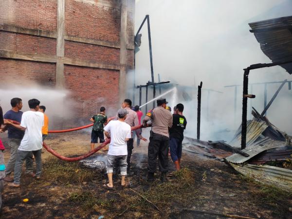 Dua Rumah Hangus Terbakar, Personel Polres Aceh Utara Ikut Bantu Memadamkan Api 