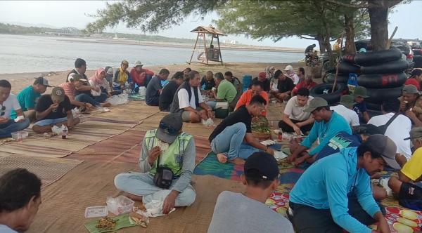 Sambil Makan Bersama, Puluhan Warga Desa Sukaresik Bahas Masa Depan Tanjung Cemara