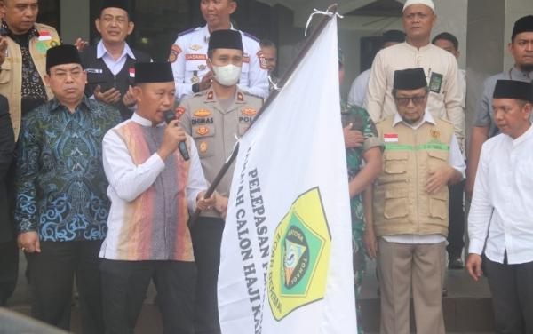 Pj Bupati Asmawa Tosepu Melepas 432 Calhaj Kloter 04 asal Kabupaten Bogor Menuju Tanah Suci