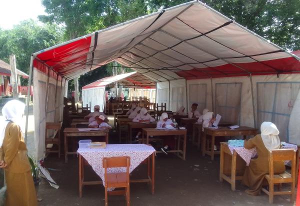 Tak Kunjung Diperbaiki, Puluhan Siswa SD Citamiang Pacet Terpaksa Belajar di Tenda