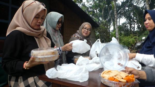 Menikmati Lezatnya Cimplung Singkong, Kelapa dan Ubi Langsung dari Dapur di Pedesaan