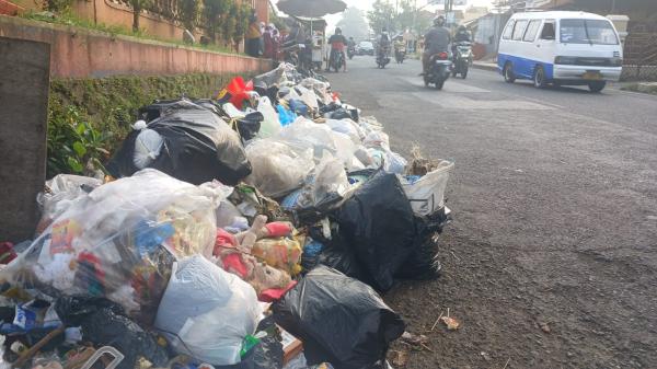 5 Hari Sampah Menumpuk di Jalan Perintis Kemerdekan, Ini Kata DLH Kota Tasikmalaya