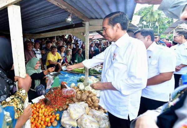 Presiden Jokowi Kunjungi Pasar Rakyat Kambara: Janjikan Pembangunan Pasar