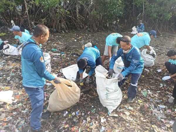 Kementrian Kelautan Ajak Masyarakat Tingkatkan Kesadaran Lingkungan Dengan Pungut Sampah di Pantai