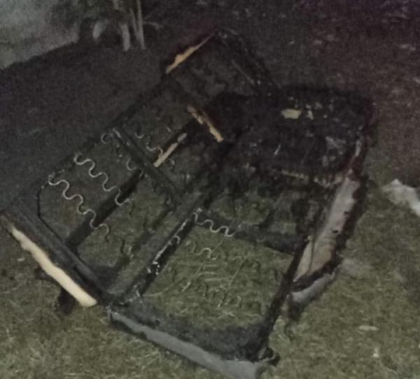 Powerbank Terbakar Saat Dicas dan Ditinggal Pergi Pemiliknya, Kursi Sofa Hangus Terbakar