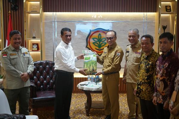 Akhir Masa Jabatan, Prof Zudan Terima Bantuan Ribu Hektare Bibit dari Mentan RI untuk Sulbar