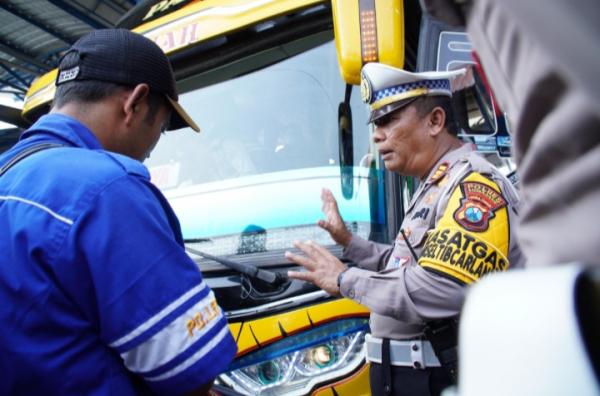 Satlantas Polres Lumajang dan Dishub Sidak Kelaikan Bus Pariwisata Jelang Masa Liburan Sekolah