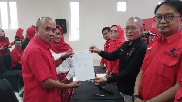 Mantan Wakil Bupati Banyumas Sadewo Kembalikan Formulir Pendaftaran Balon Bupati ke DPC PDIP