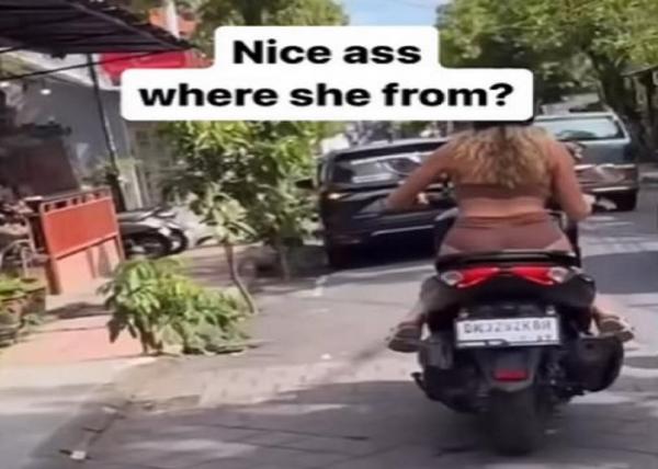 Aksi Bule Pake Bikini Tak Senono di Atas Motor Viral, Netizen Sebut Menjijikkan dan Tak Menghormati