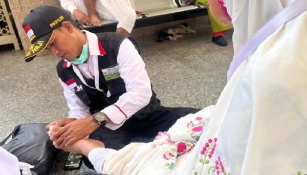 Cuaca Panas, Jemaah Haji Diminta Selalu Gunakan Alas Cegah Kaki Melepuh