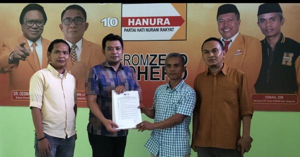 Muhammad Sarif Pendaftar Pertama Mengembalikan Formulir di Partai Hanura Jeneponto