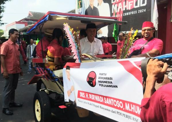 Naik Dokar dan Diiringi Kentongan, Purwadi Santoso Kembalikan Formulir Balon Wabup ke DPC PDIP