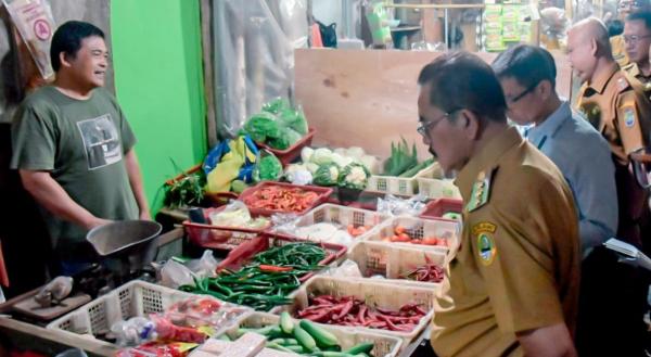 Sidak ke Pasar Sindangkasih, Pj Bupati Ciamis Temukan Harga Kubis Naik 100 Persen