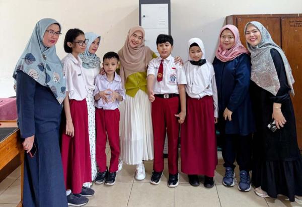 Ria Ricis Berikan Bantuan Alat Belajar kepada Siswa SLB-A Pembina Tingkat Nasional Jakarta