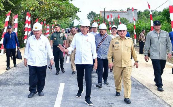 Presiden Joko Widodo Resmikan Inpres Jalan Daerah di Kabupaten Muna Barat, Sulawesi Tenggara
