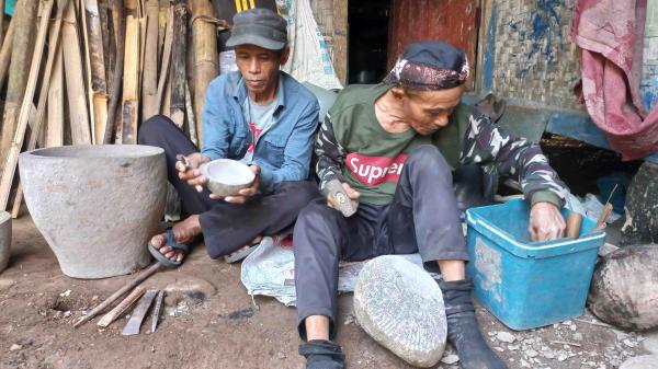 Kisah Perajin Cobek Batu Ukir dari Tasikmalaya, Tetap Bertahan di Era Modern