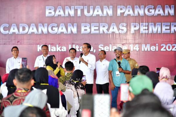 Presiden Jokowi Serahkan Bantuan Pangan bagi Masyarakat di Kolaka Utara