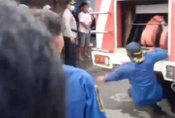 Viral! Petugas Tergilas Mobil Damkar saat Kebakaran di Pasar Alun-Alun Kota Tegal