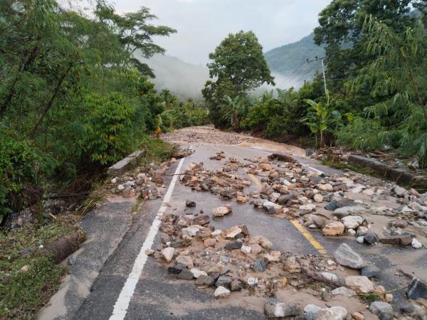 Jalan Nasional Tertimbun Material Longsor Arus Lalulintas Lumpuh Total di Gayo Lues