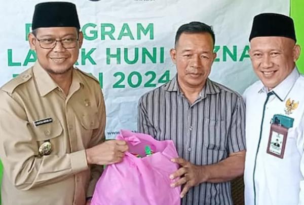 Wakil Walikota Depok Imam Budi Hartono Kunjungi dan Beri Bantuan Kepada Penerima Bantuan RTLH